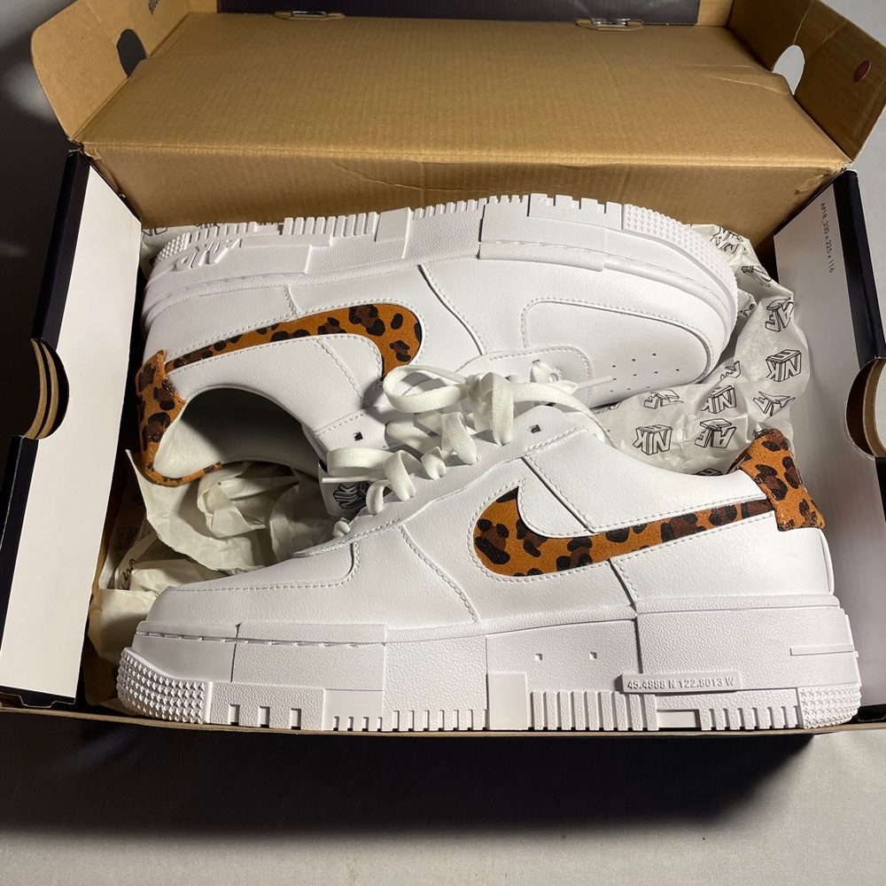 NIKE Womens AF1 Pixel SE Size 9 with Box